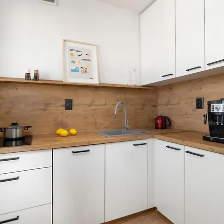 Comfortable Two-bedroom In By Renters